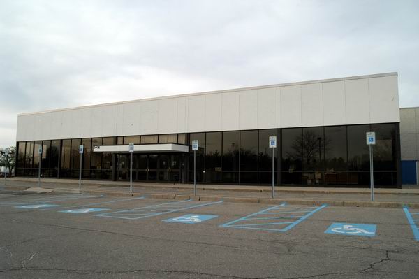 Showcase Cinemas Pontiac 6-12 - April 2003 (newer photo)